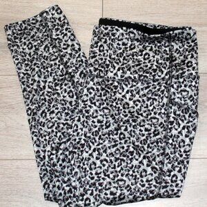 CHICO’s Zenergy So Slimming Pocket Leggings in Cheeta Print, Size 3